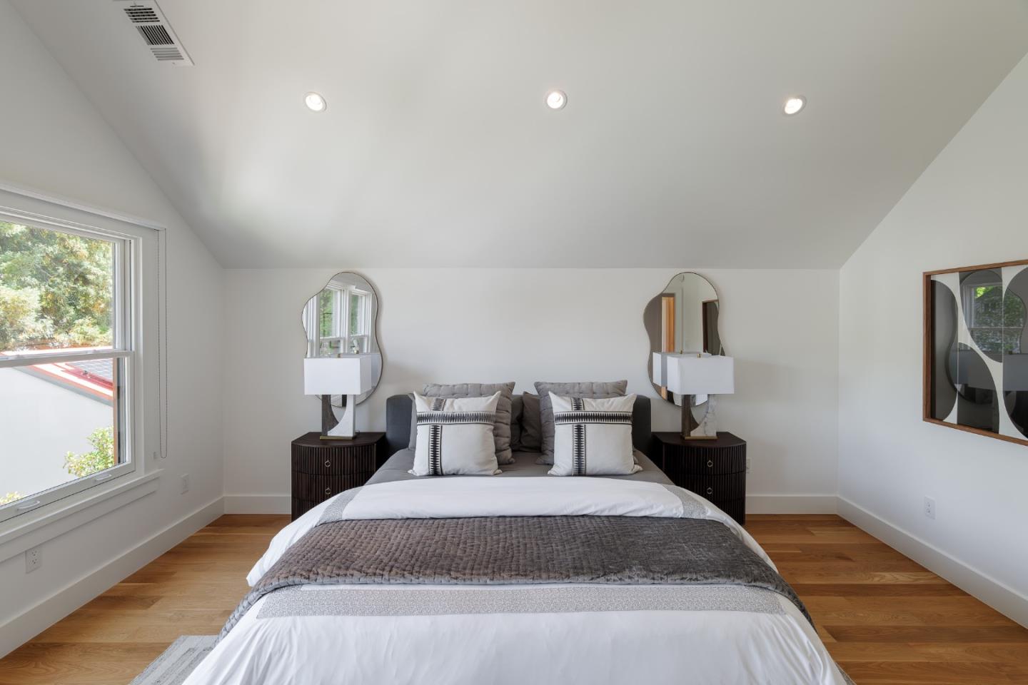 Detail Gallery Image 13 of 26 For 1119 Hopkins Ave, Palo Alto,  CA 94301 - 5 Beds | 3/1 Baths