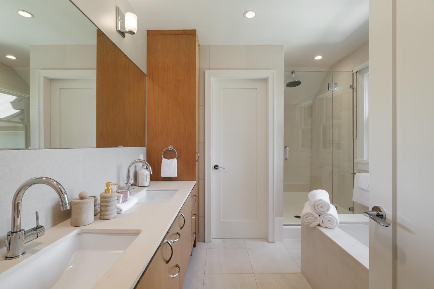Detail Gallery Image 14 of 26 For 1119 Hopkins Ave, Palo Alto,  CA 94301 - 5 Beds | 3/1 Baths