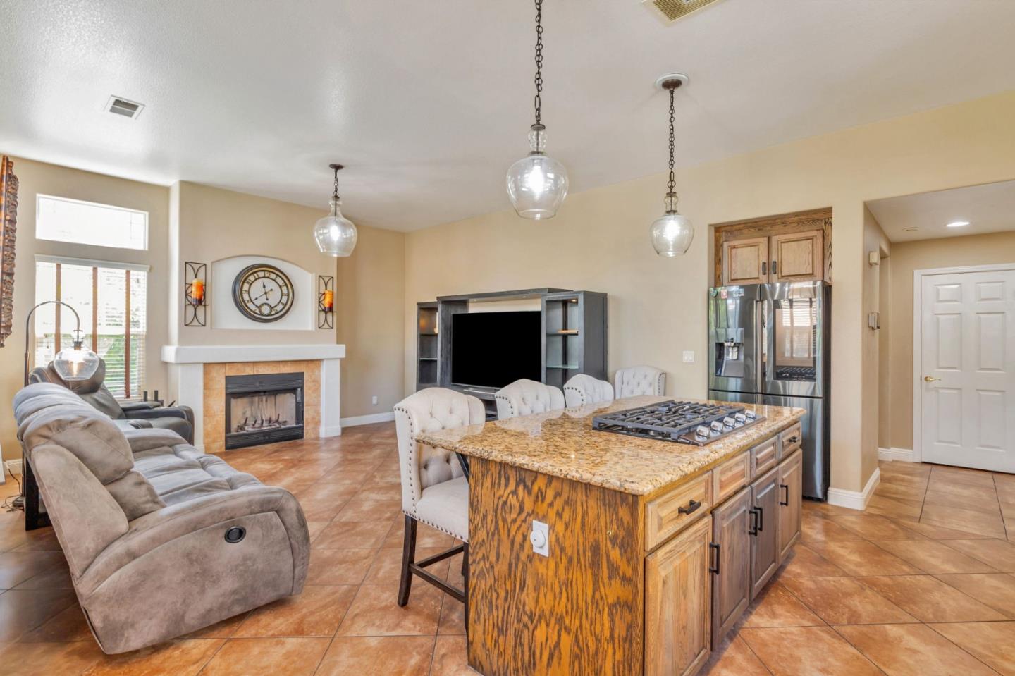 Detail Gallery Image 10 of 54 For 650 Talbot Dr, Hollister,  CA 95023 - 5 Beds | 3 Baths