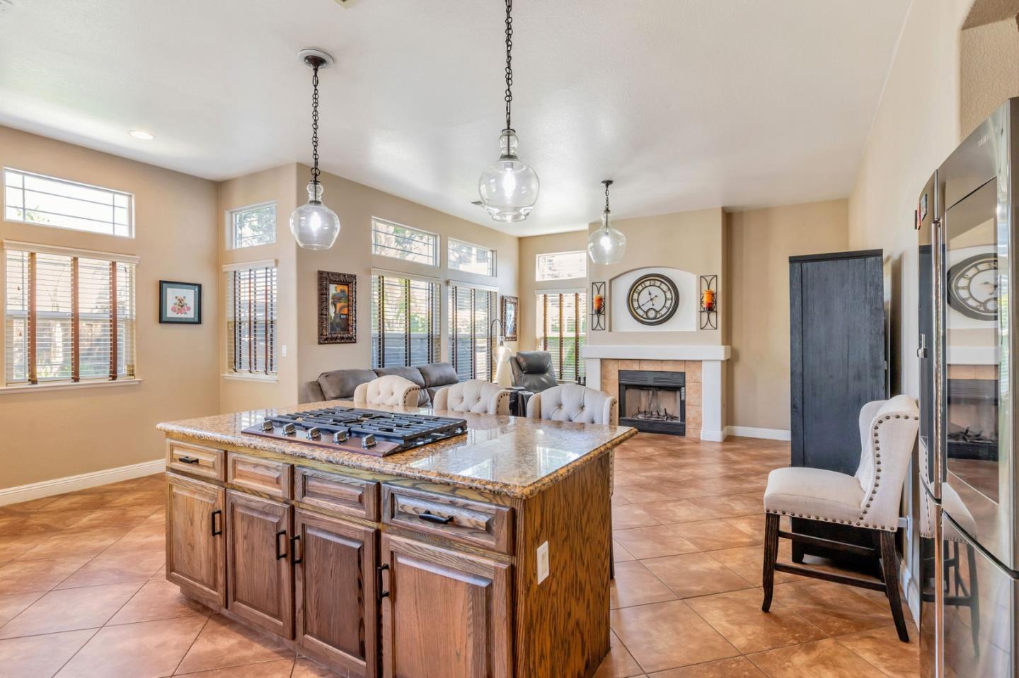 Detail Gallery Image 11 of 54 For 650 Talbot Dr, Hollister,  CA 95023 - 5 Beds | 3 Baths