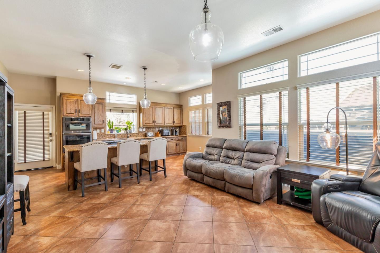 Detail Gallery Image 12 of 54 For 650 Talbot Dr, Hollister,  CA 95023 - 5 Beds | 3 Baths