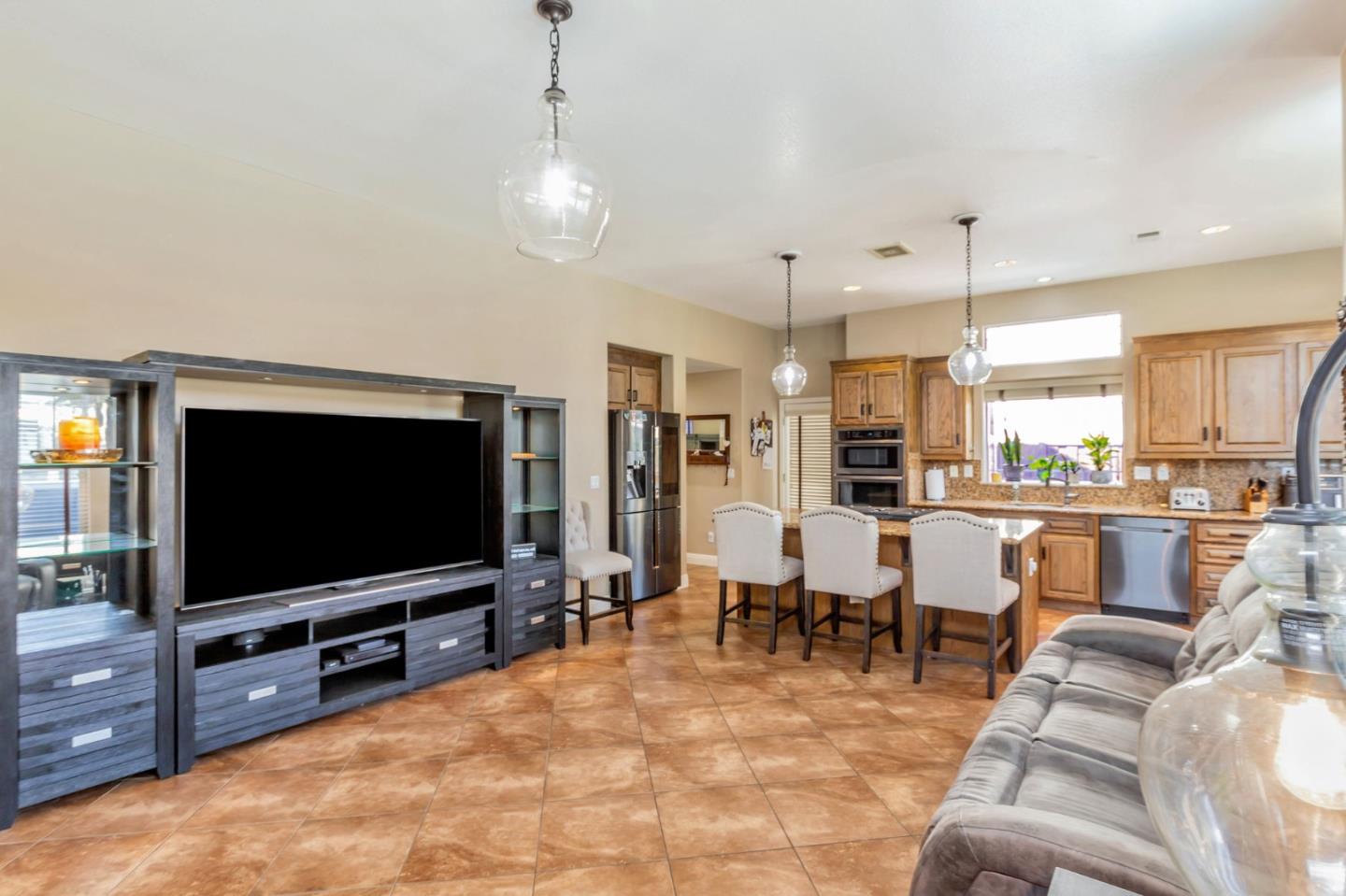 Detail Gallery Image 14 of 54 For 650 Talbot Dr, Hollister,  CA 95023 - 5 Beds | 3 Baths