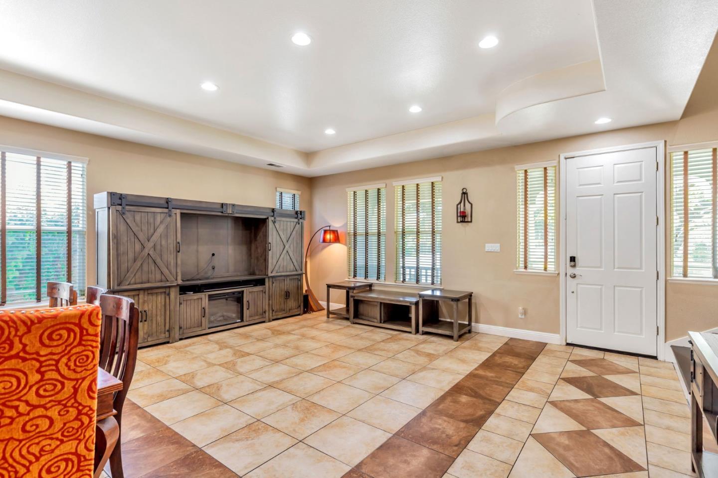 Detail Gallery Image 18 of 54 For 650 Talbot Dr, Hollister,  CA 95023 - 5 Beds | 3 Baths