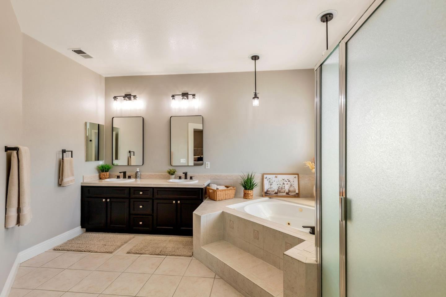 Detail Gallery Image 42 of 54 For 650 Talbot Dr, Hollister,  CA 95023 - 5 Beds | 3 Baths