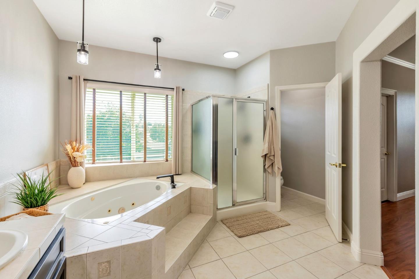 Detail Gallery Image 43 of 54 For 650 Talbot Dr, Hollister,  CA 95023 - 5 Beds | 3 Baths