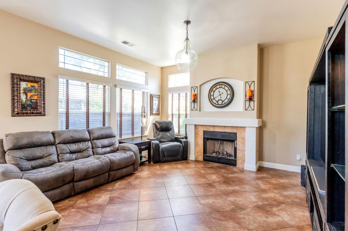 Detail Gallery Image 6 of 54 For 650 Talbot Dr, Hollister,  CA 95023 - 5 Beds | 3 Baths