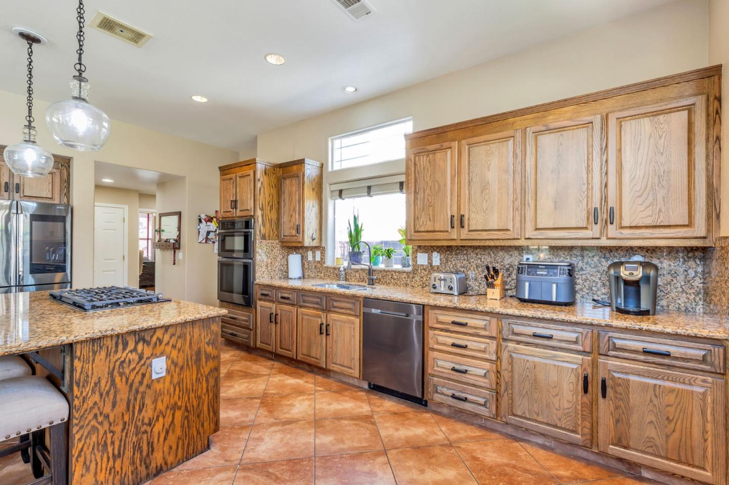 Detail Gallery Image 7 of 54 For 650 Talbot Dr, Hollister,  CA 95023 - 5 Beds | 3 Baths