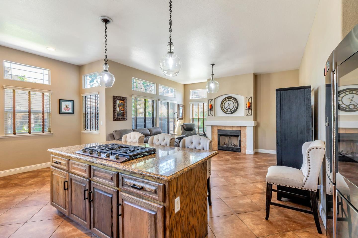 Detail Gallery Image 8 of 54 For 650 Talbot Dr, Hollister,  CA 95023 - 5 Beds | 3 Baths