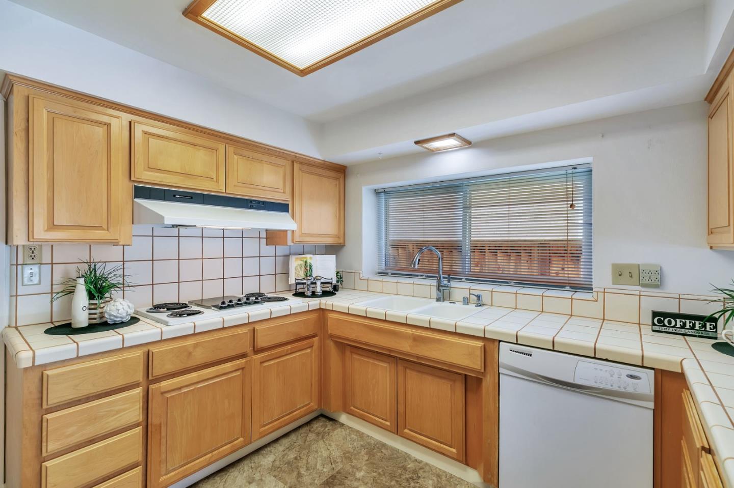 Detail Gallery Image 13 of 48 For 1593 Chambers Dr, San Jose,  CA 95118 - 4 Beds | 2/1 Baths