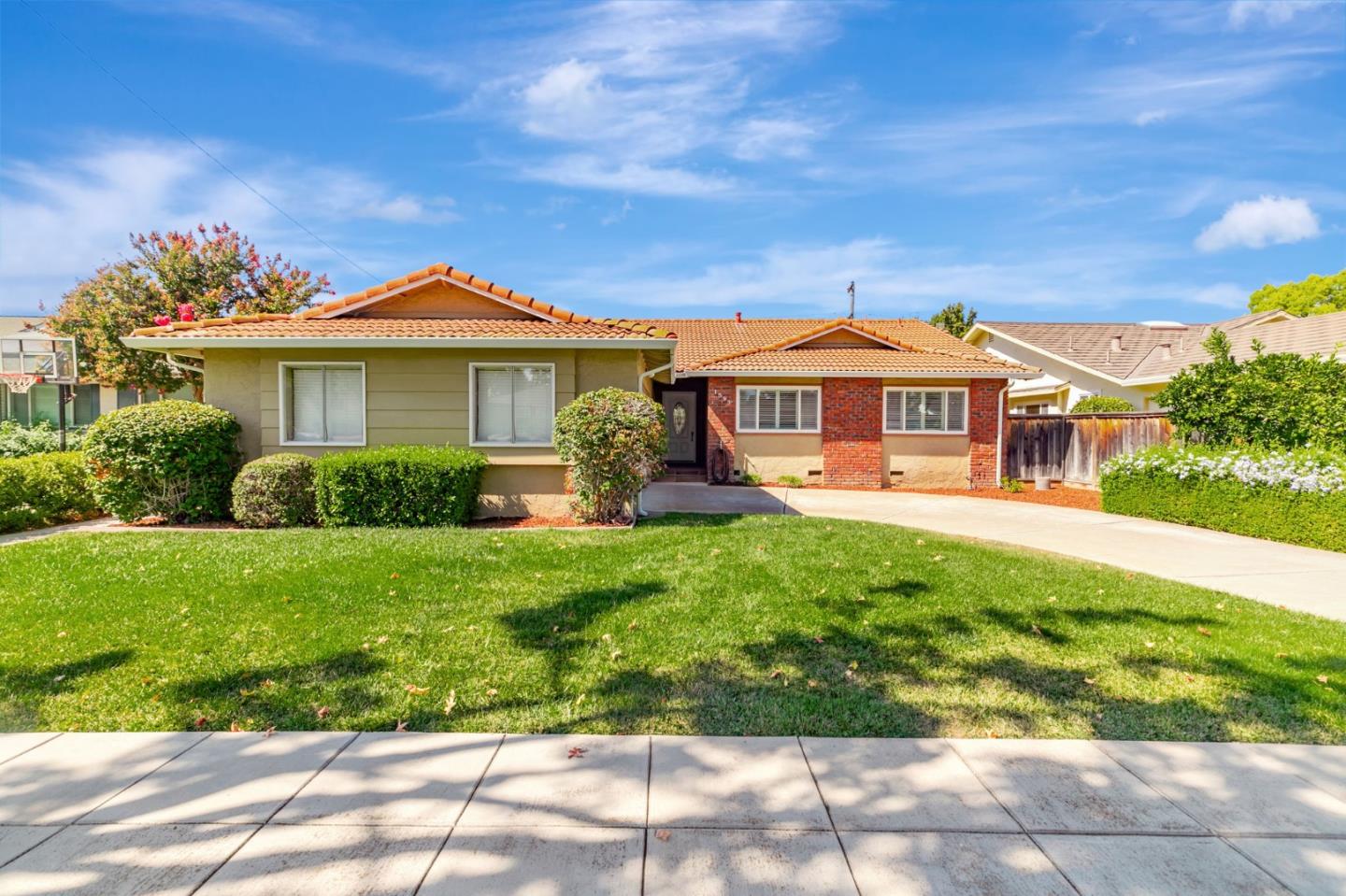 Detail Gallery Image 2 of 48 For 1593 Chambers Dr, San Jose,  CA 95118 - 4 Beds | 2/1 Baths