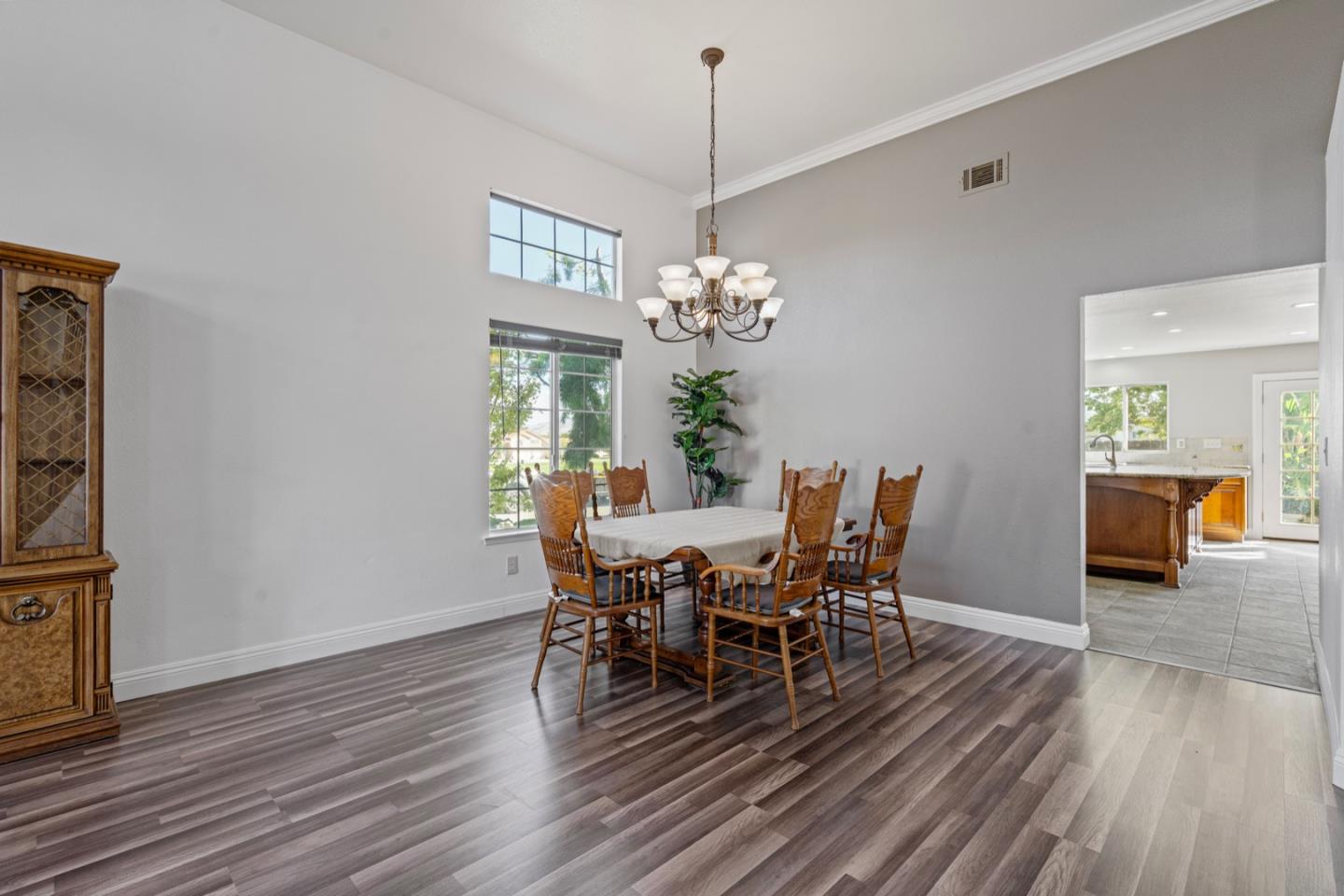 Detail Gallery Image 9 of 66 For 961 Alder St, Hollister,  CA 95023 - 5 Beds | 3 Baths