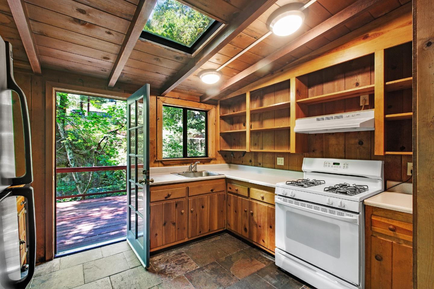 Detail Gallery Image 5 of 17 For 173 N Sequoia Rd, Boulder Creek,  CA 95006 - 2 Beds | 1 Baths
