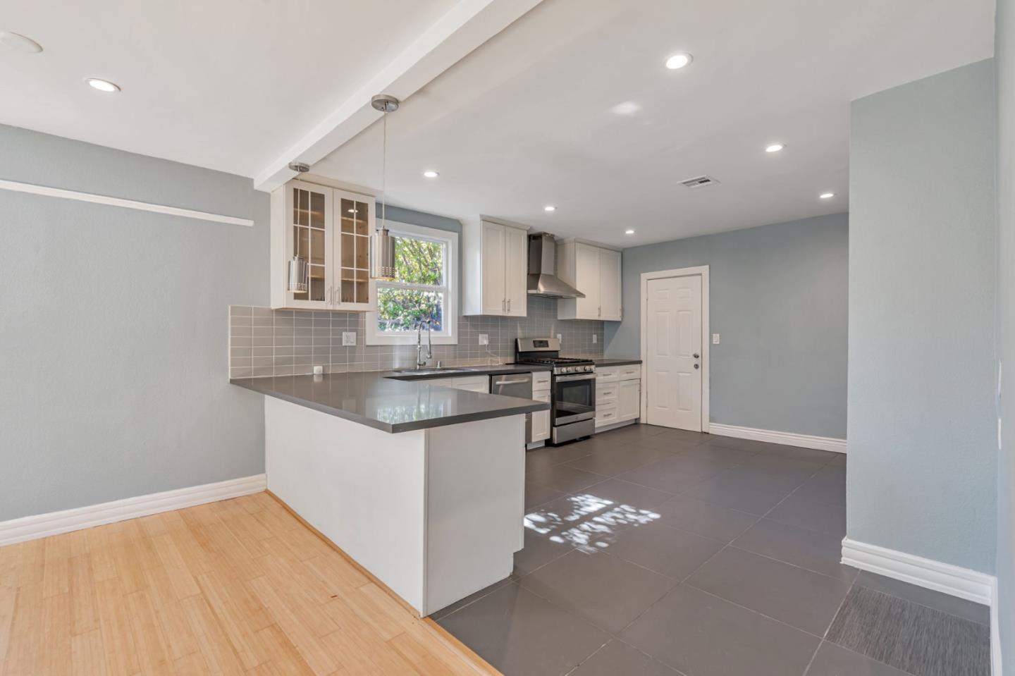 Detail Gallery Image 12 of 48 For 1521 80th Ave, Oakland,  CA 94621 - 4 Beds | 2 Baths