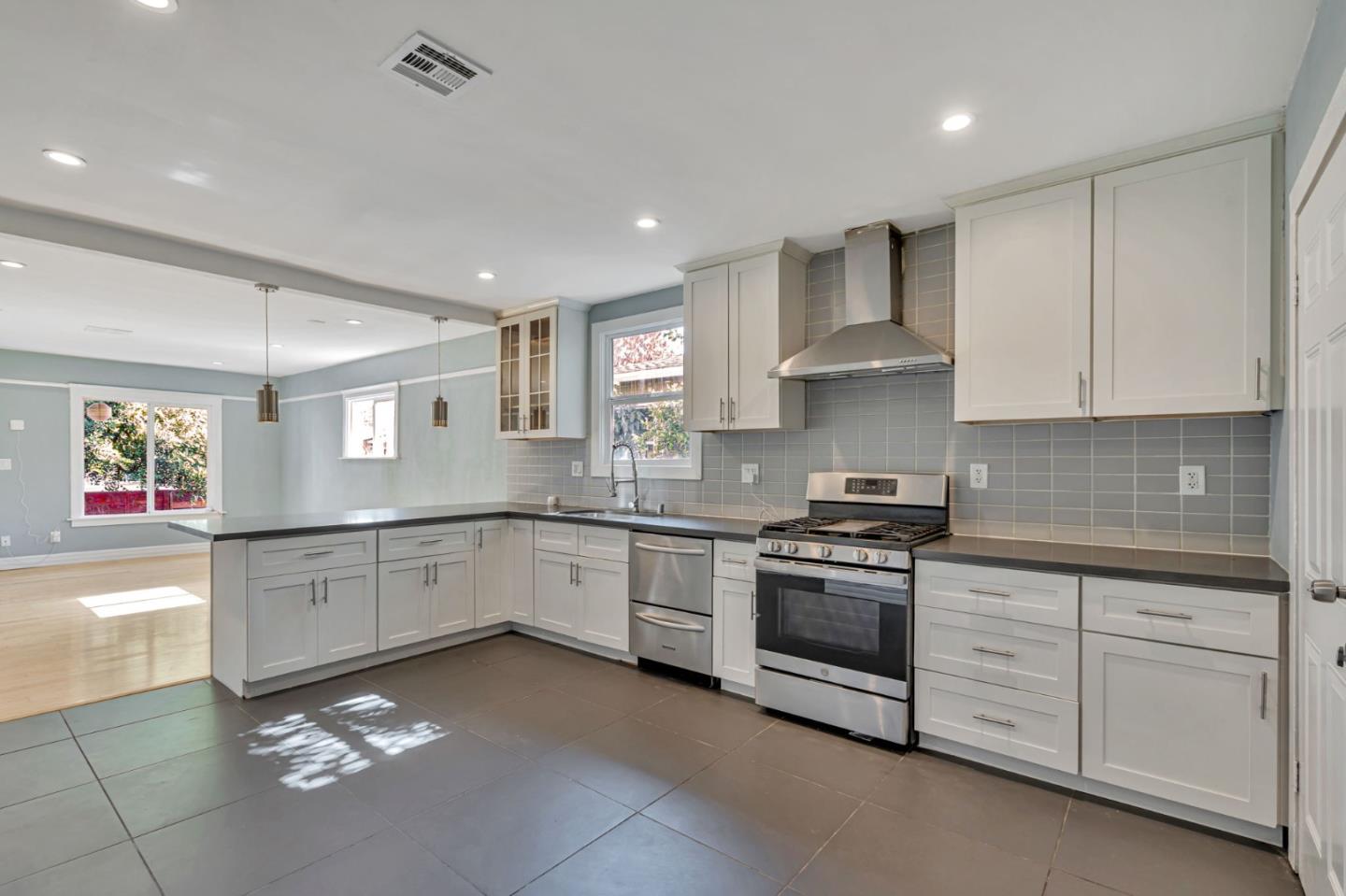 Detail Gallery Image 14 of 48 For 1521 80th Ave, Oakland,  CA 94621 - 4 Beds | 2 Baths