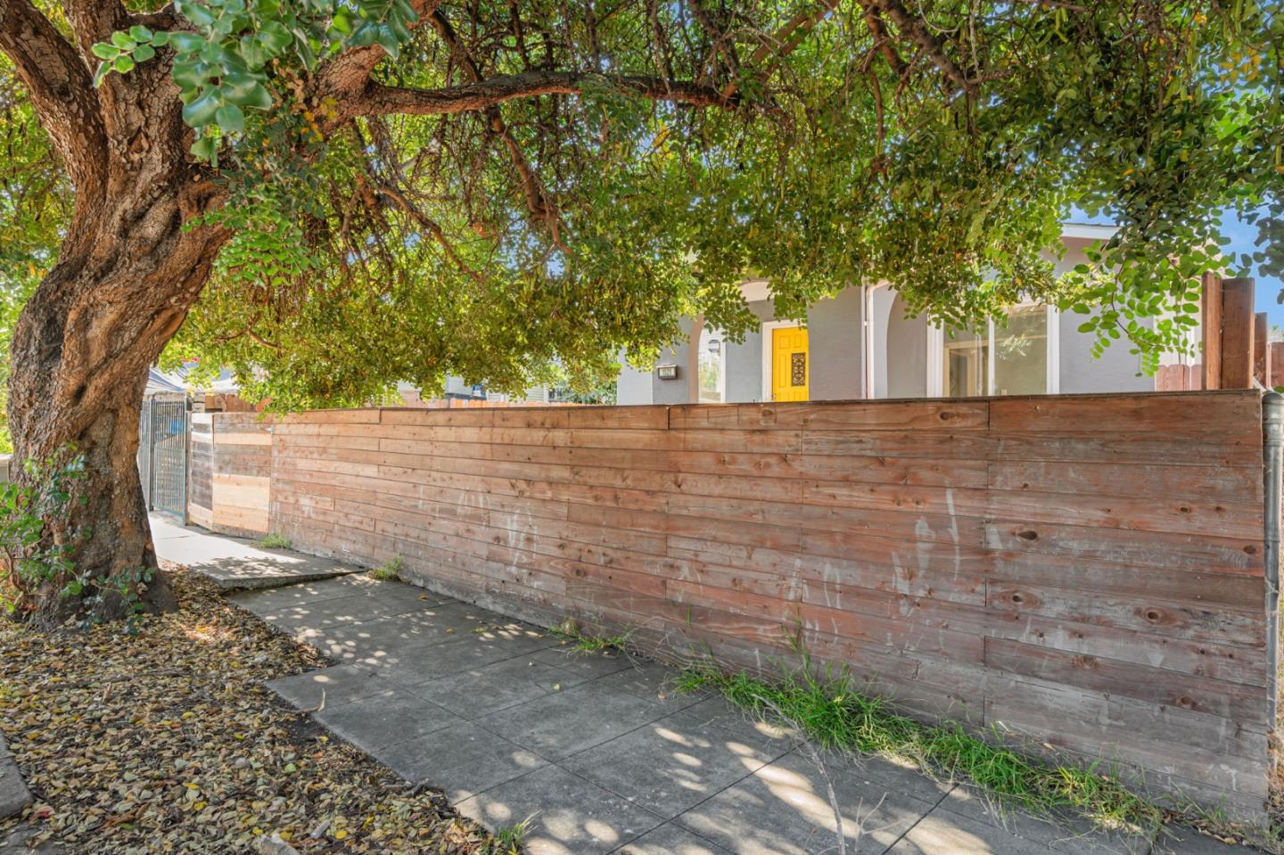 Detail Gallery Image 5 of 48 For 1521 80th Ave, Oakland,  CA 94621 - 4 Beds | 2 Baths