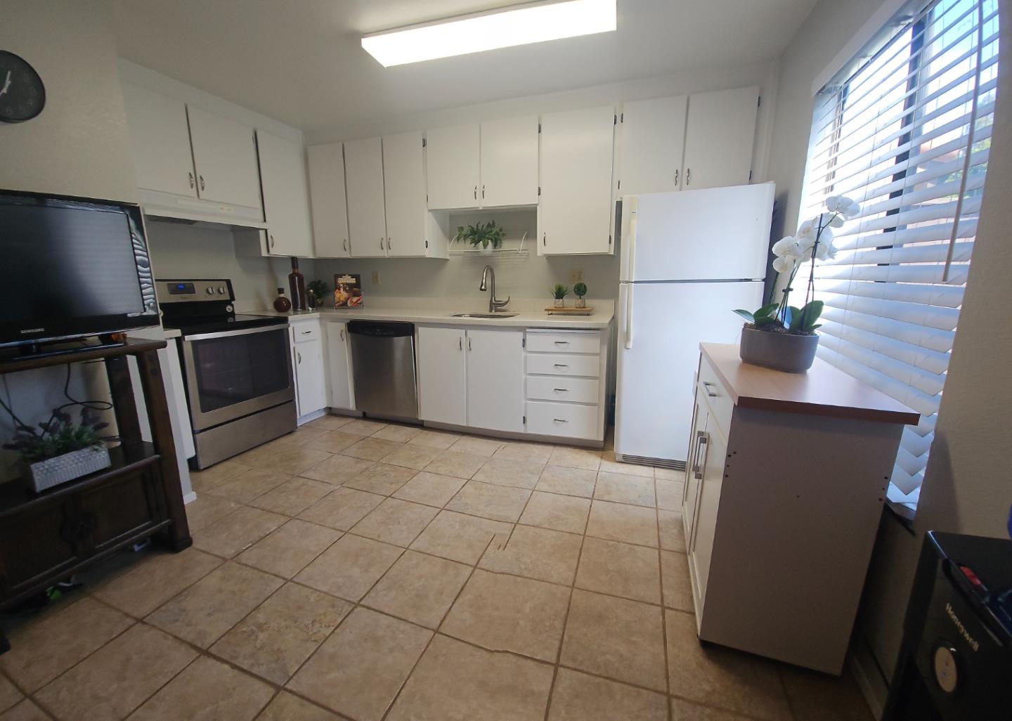 Detail Gallery Image 15 of 41 For 205 Del Valle Cir, El Sobrante,  CA 94803 - 2 Beds | 1/1 Baths