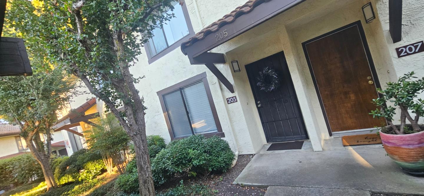 Detail Gallery Image 3 of 41 For 205 Del Valle Cir, El Sobrante,  CA 94803 - 2 Beds | 1/1 Baths