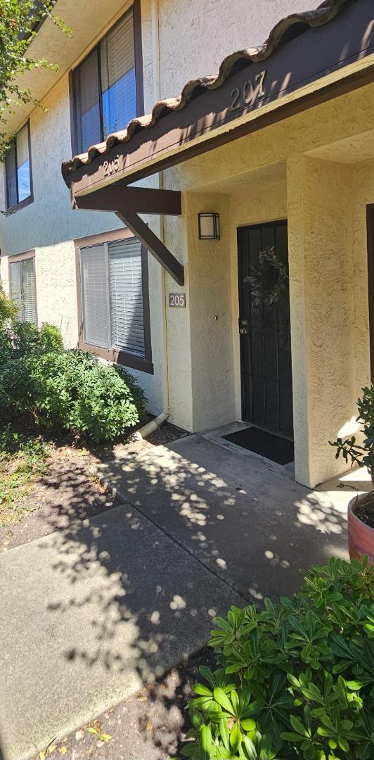 Detail Gallery Image 4 of 41 For 205 Del Valle Cir, El Sobrante,  CA 94803 - 2 Beds | 1/1 Baths