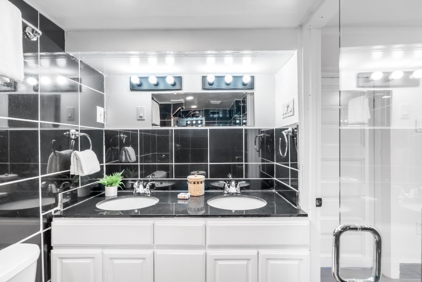 Detail Gallery Image 24 of 31 For 2900 Linden St, Emeryville,  CA 94608 - 3 Beds | 3 Baths