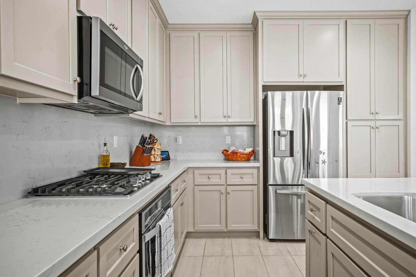 Detail Gallery Image 8 of 38 For 2798 Telegraph Blvd, Marina,  CA 93933 - 3 Beds | 2/1 Baths