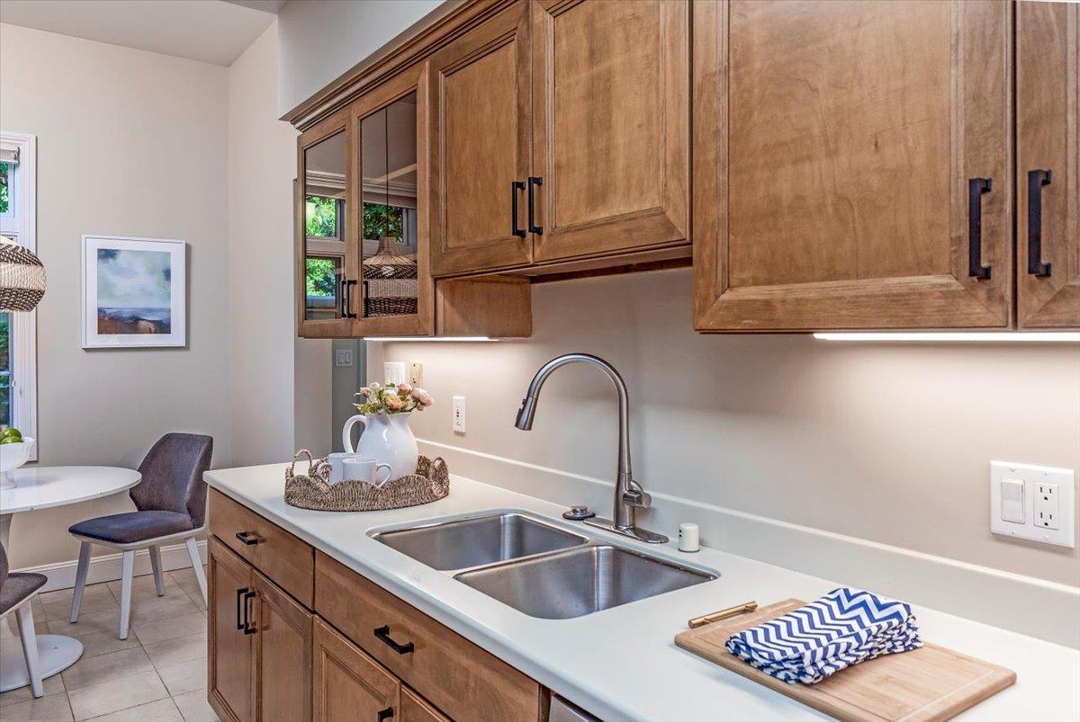 Detail Gallery Image 7 of 37 For 555 Byron St #104,  Palo Alto,  CA 94301 - 3 Beds | 2 Baths