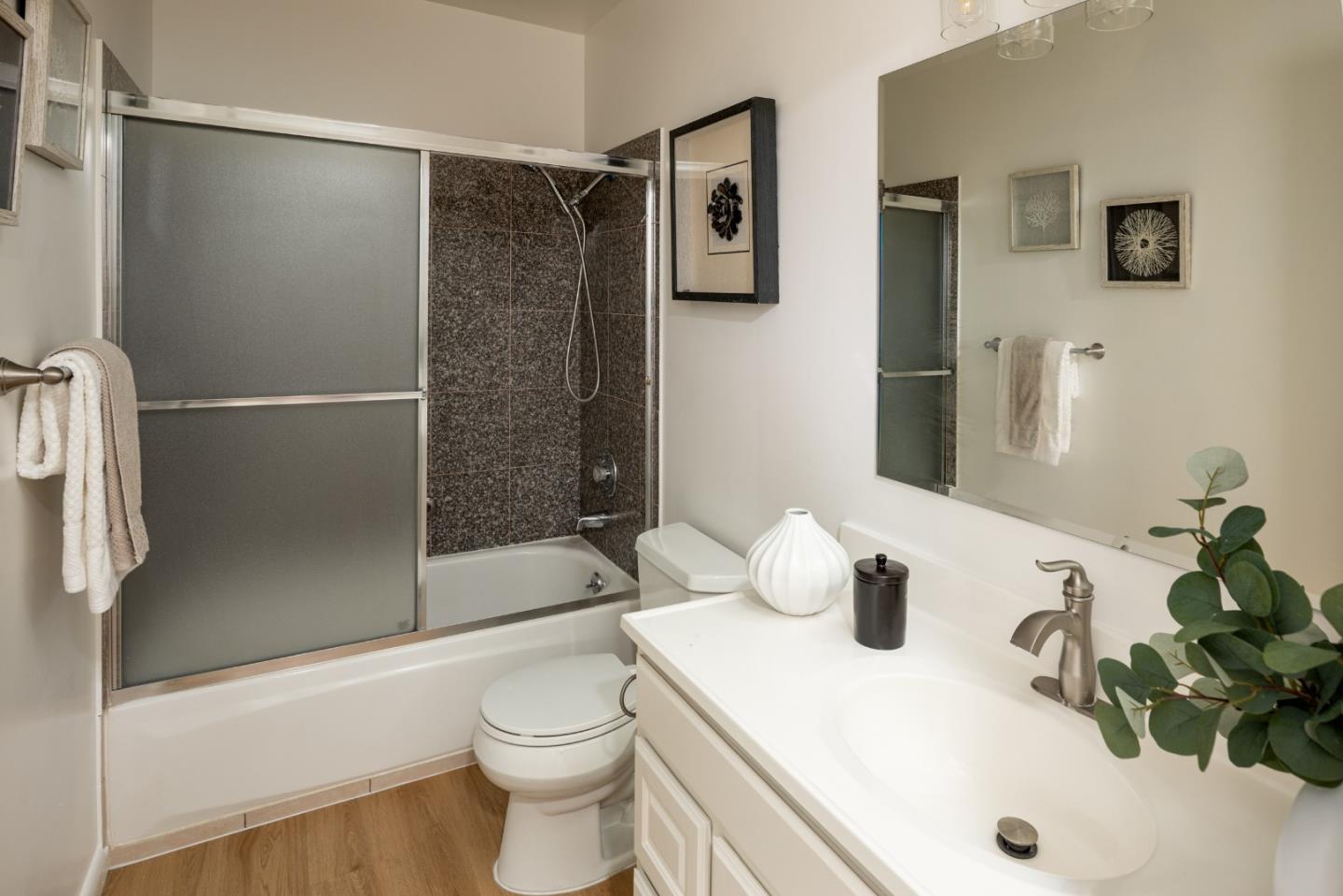 Detail Gallery Image 12 of 19 For 2111 Latham #321,  Mountain View,  CA 94040 - 2 Beds | 2 Baths