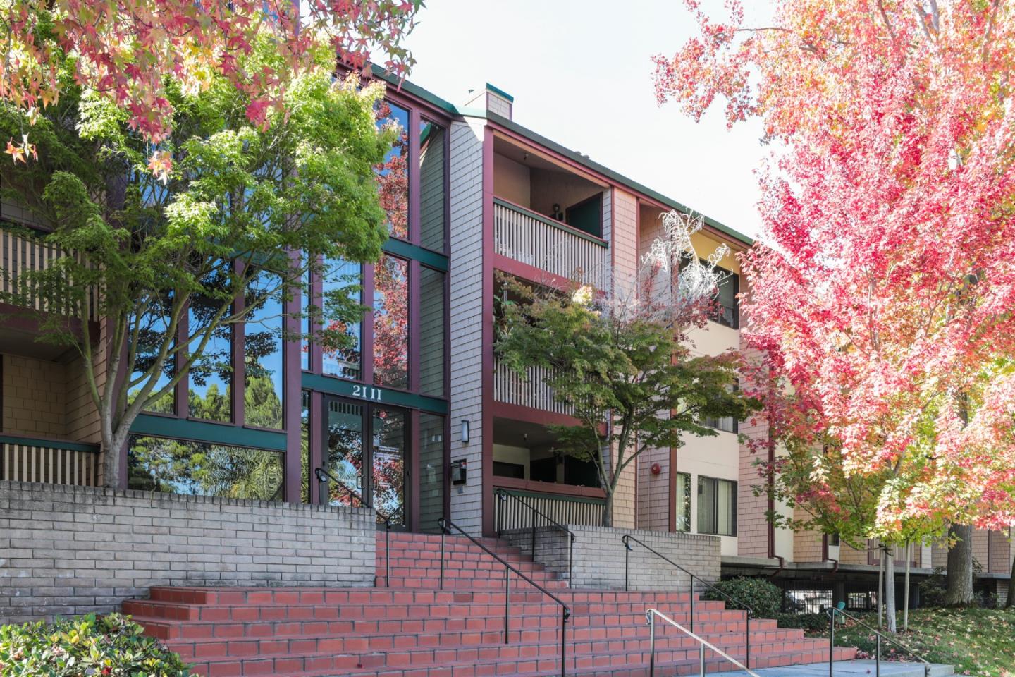 Detail Gallery Image 3 of 19 For 2111 Latham #321,  Mountain View,  CA 94040 - 2 Beds | 2 Baths