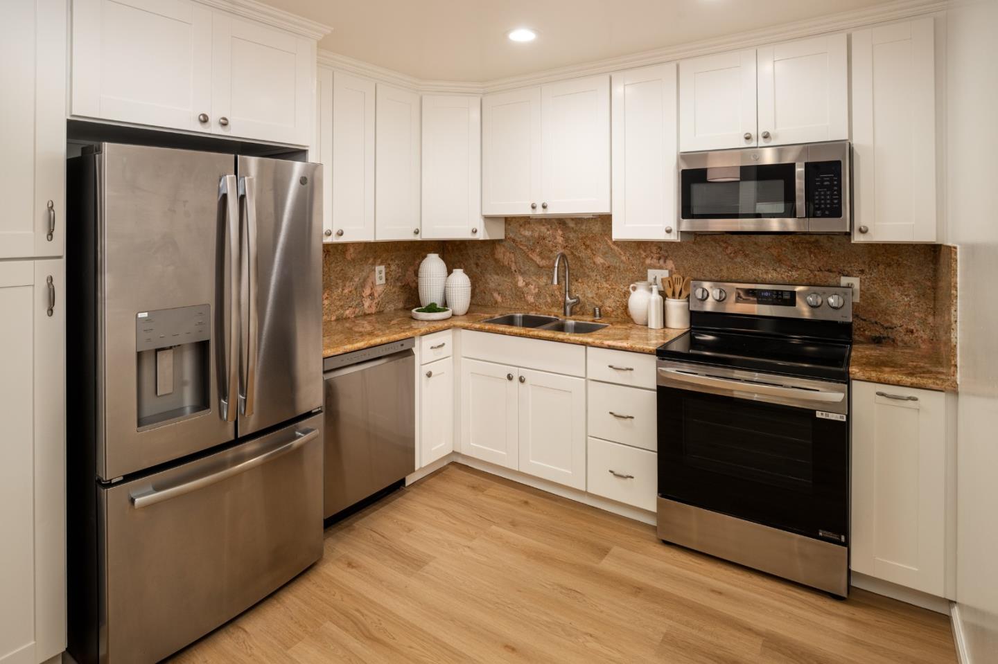 Detail Gallery Image 9 of 19 For 2111 Latham #321,  Mountain View,  CA 94040 - 2 Beds | 2 Baths