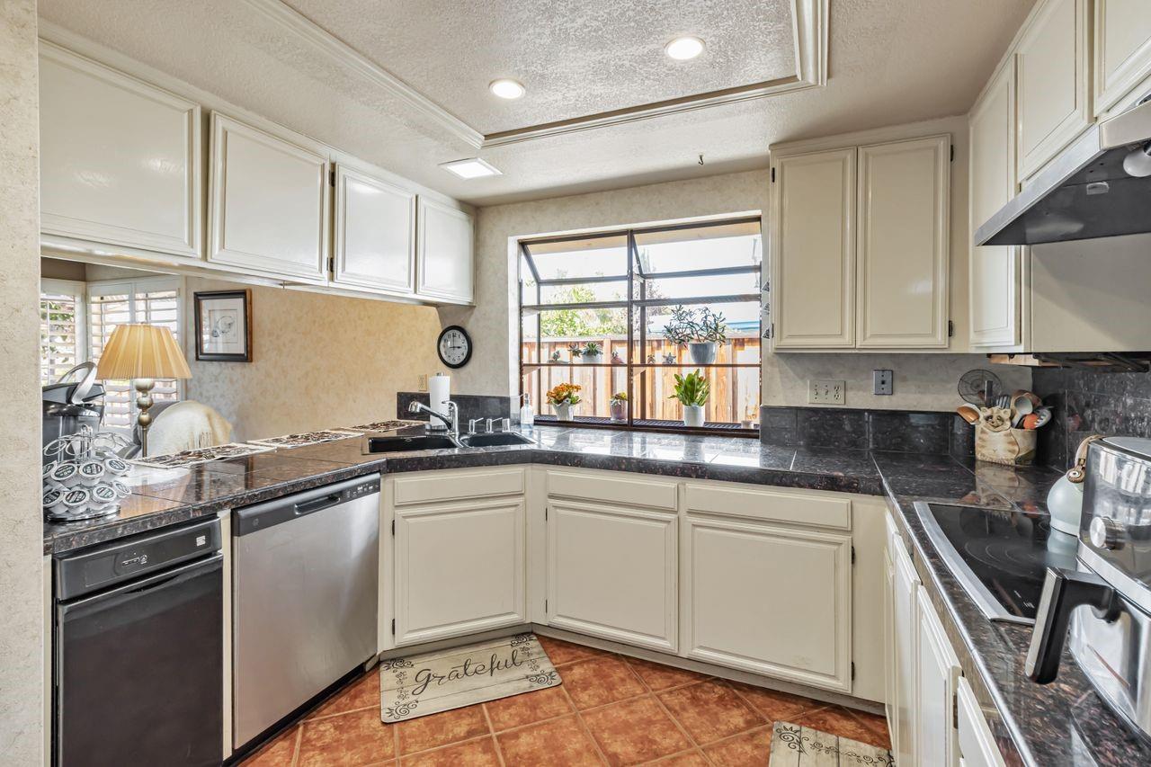 Detail Gallery Image 12 of 35 For 2885 Mantis Dr, San Jose,  CA 95148 - 4 Beds | 2 Baths