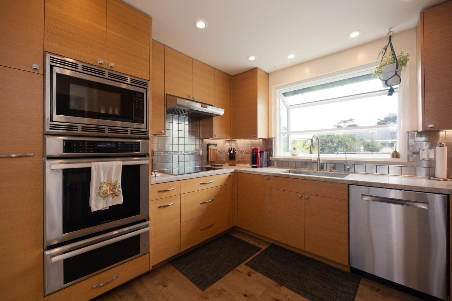 Detail Gallery Image 14 of 37 For 86 Madrone Ave, Moss Beach,  CA 94038 - 3 Beds | 3 Baths