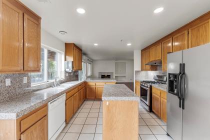 Detail Gallery Image 10 of 26 For 1392 New Hampshire Ct, Salinas,  CA 93905 - 5 Beds | 3 Baths