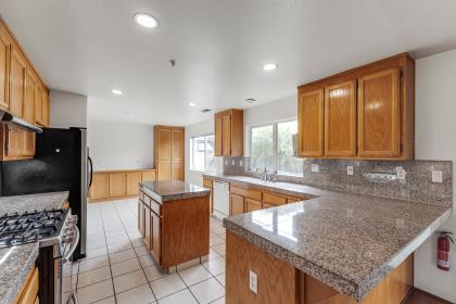 Detail Gallery Image 8 of 26 For 1392 New Hampshire Ct, Salinas,  CA 93905 - 5 Beds | 3 Baths