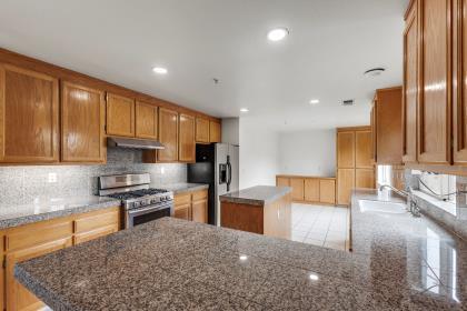 Detail Gallery Image 9 of 26 For 1392 New Hampshire Ct, Salinas,  CA 93905 - 5 Beds | 3 Baths