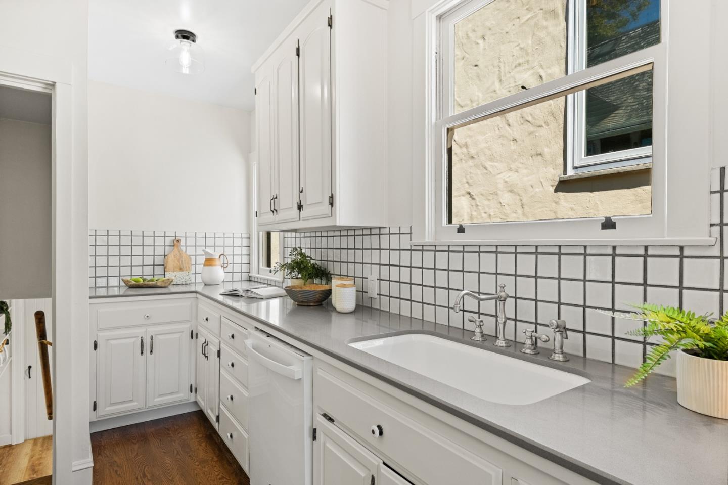Detail Gallery Image 11 of 45 For 1000 Capuchino Ave, Burlingame,  CA 94010 - 2 Beds | 1 Baths