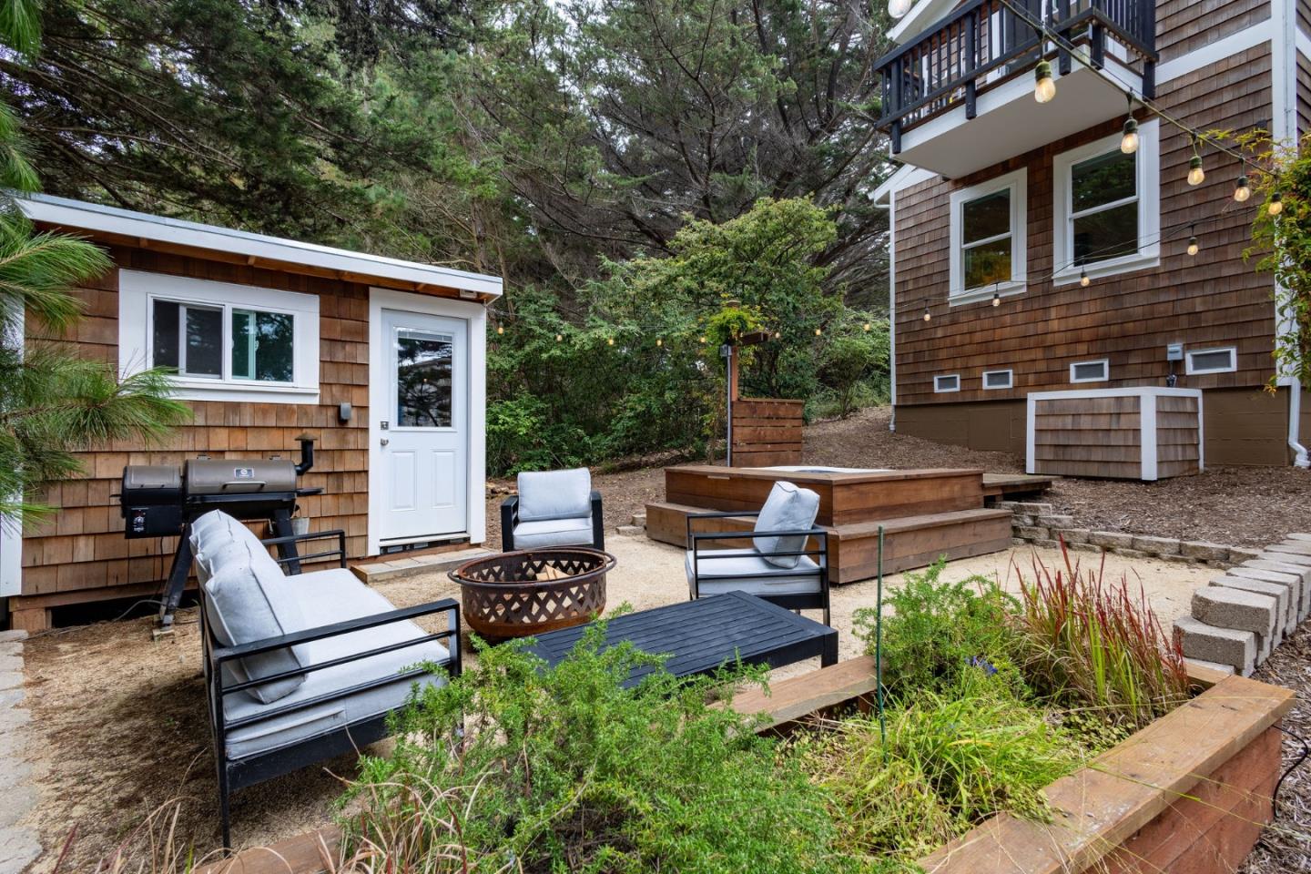 Detail Gallery Image 4 of 38 For 655 Vue De Mer Ave, Moss Beach,  CA 94038 - 3 Beds | 2 Baths