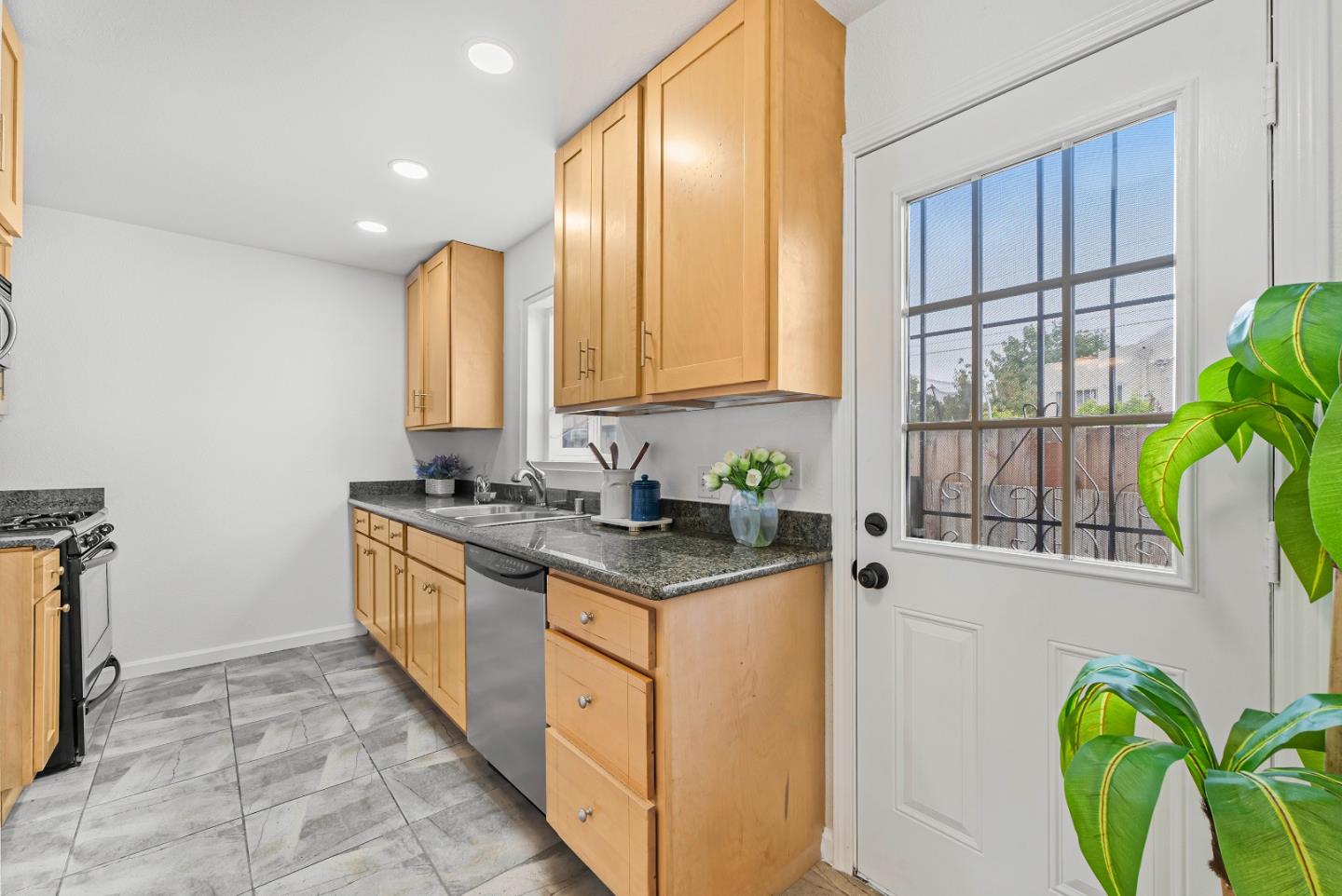 Detail Gallery Image 13 of 38 For 1817 Virginia Ave, Richmond,  CA 94804 - 2 Beds | 1 Baths