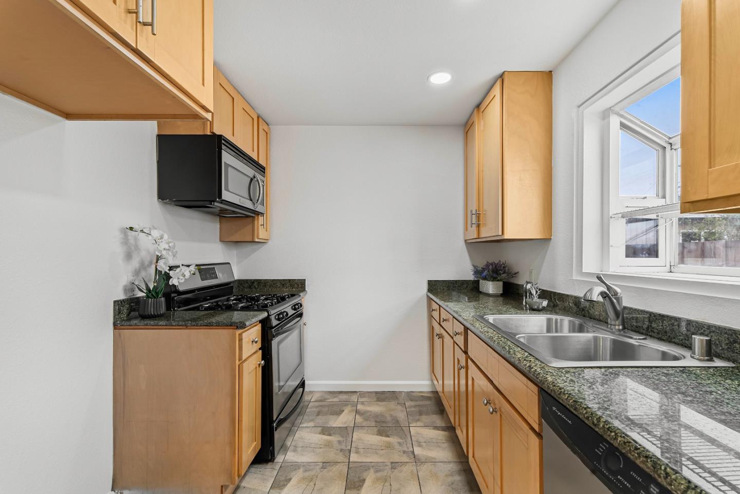 Detail Gallery Image 15 of 38 For 1817 Virginia Ave, Richmond,  CA 94804 - 2 Beds | 1 Baths