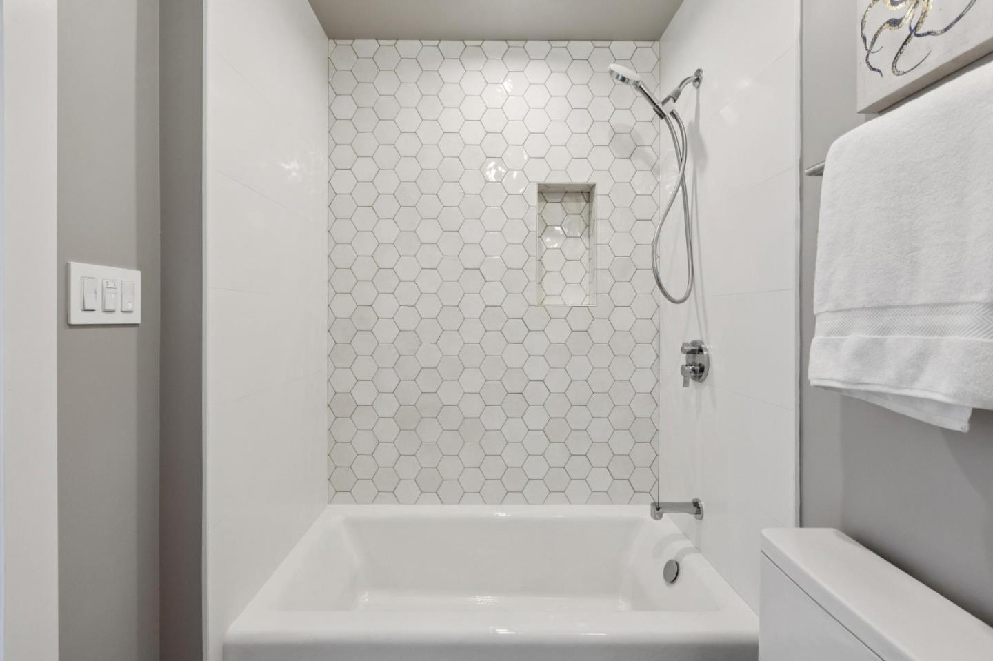 Detail Gallery Image 11 of 58 For 1433 Floribunda Ave #5,  Burlingame,  CA 94010 - 2 Beds | 2/1 Baths