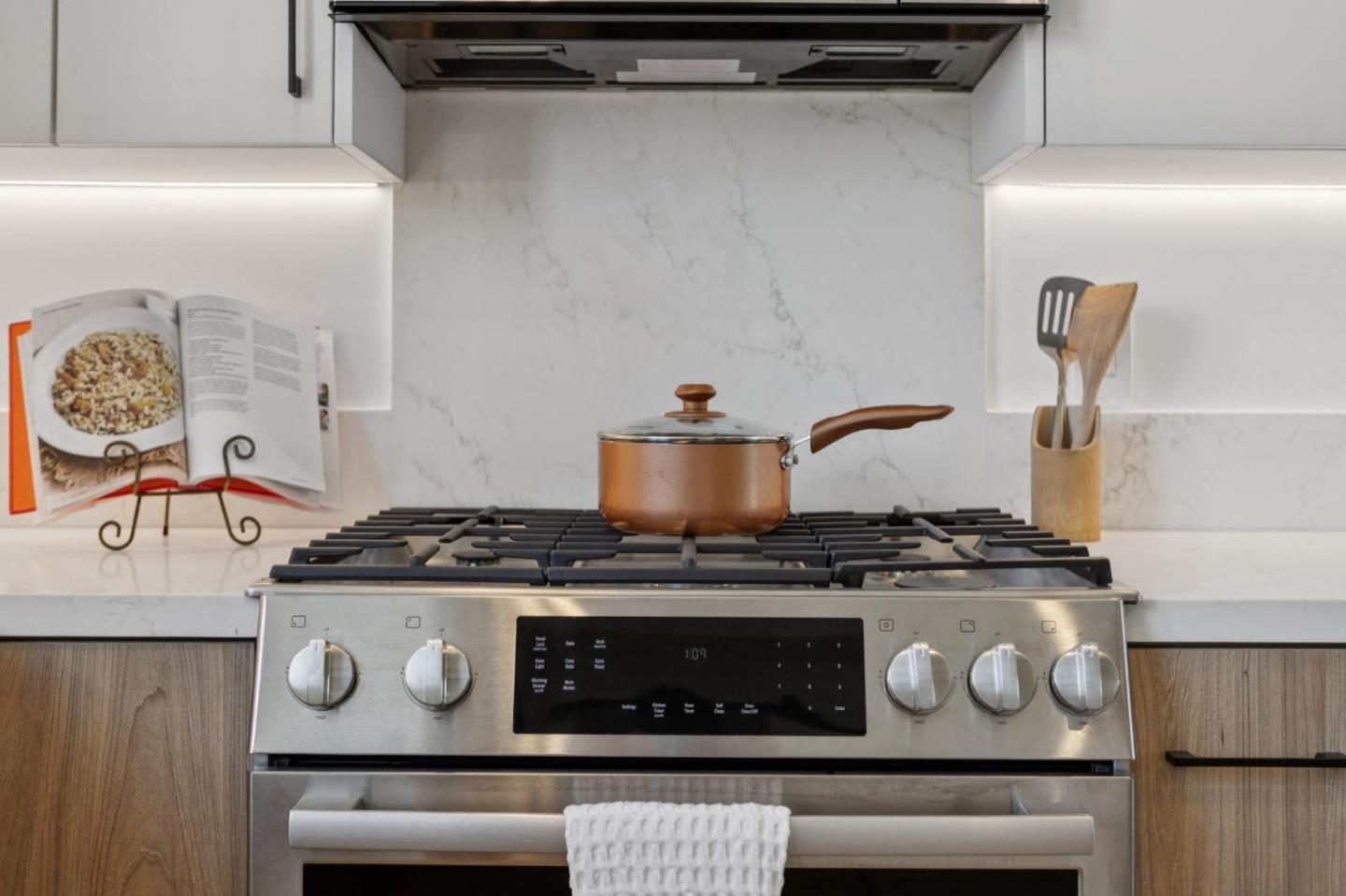 Detail Gallery Image 25 of 58 For 1433 Floribunda Ave #5,  Burlingame,  CA 94010 - 2 Beds | 2/1 Baths