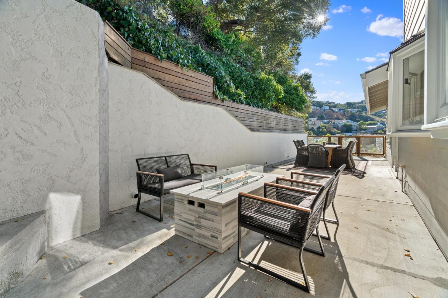 Detail Gallery Image 15 of 37 For 1214 North Rd, Belmont,  CA 94002 - 3 Beds | 3 Baths