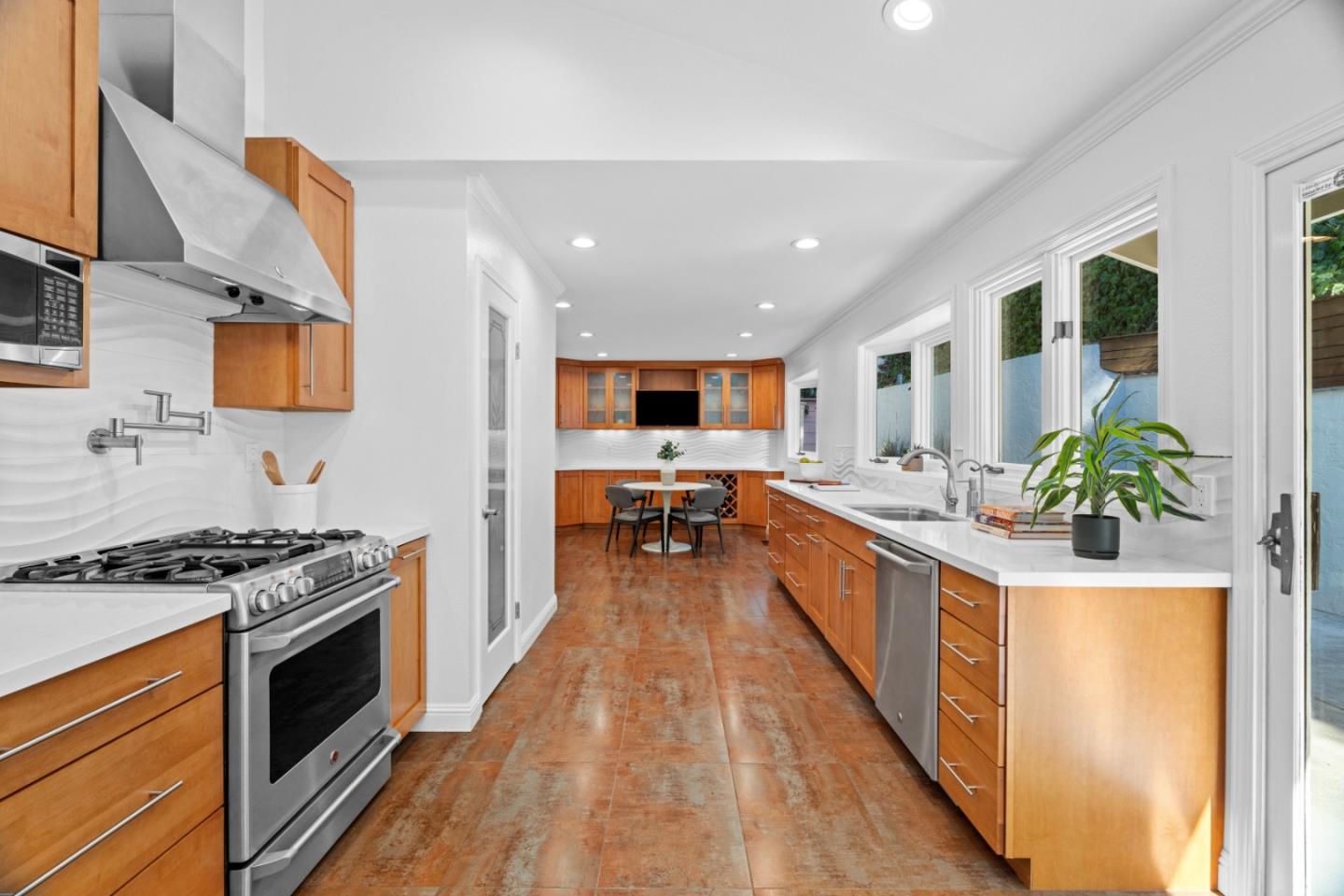 Detail Gallery Image 9 of 37 For 1214 North Rd, Belmont,  CA 94002 - 3 Beds | 3 Baths