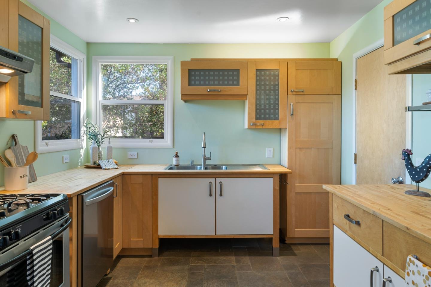 Detail Gallery Image 11 of 35 For 1080 8th Ave, Redwood City,  CA 94063 - 3 Beds | 1 Baths