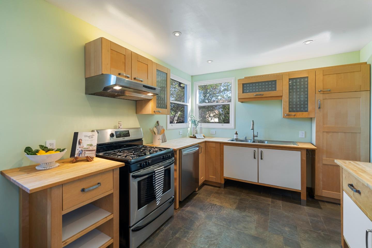 Detail Gallery Image 12 of 35 For 1080 8th Ave, Redwood City,  CA 94063 - 3 Beds | 1 Baths