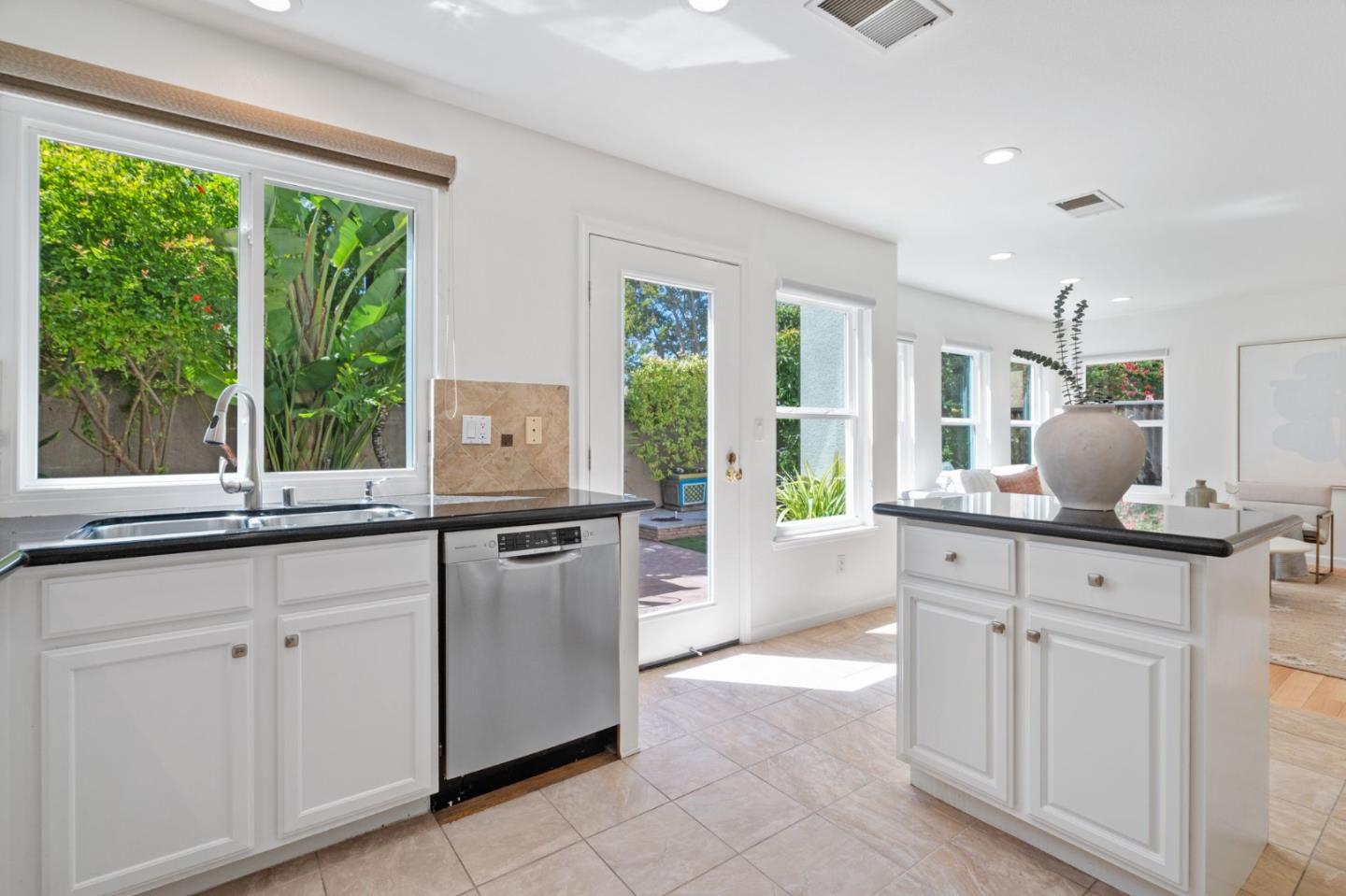 Detail Gallery Image 11 of 48 For 4261 Verdigris Cir, San Jose,  CA 95134 - 3 Beds | 2/1 Baths