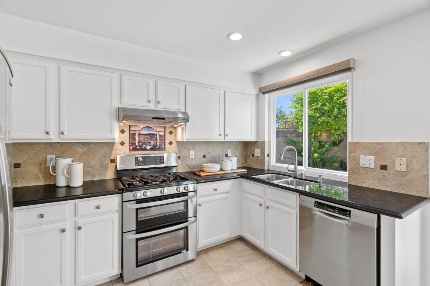 Detail Gallery Image 13 of 48 For 4261 Verdigris Cir, San Jose,  CA 95134 - 3 Beds | 2/1 Baths