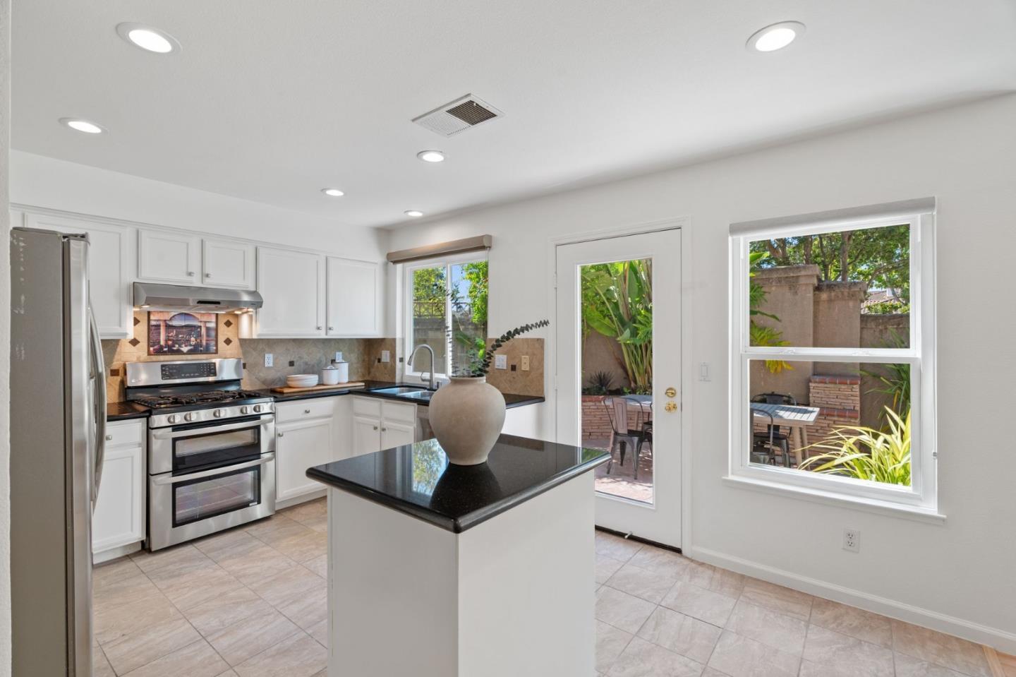 Detail Gallery Image 9 of 48 For 4261 Verdigris Cir, San Jose,  CA 95134 - 3 Beds | 2/1 Baths