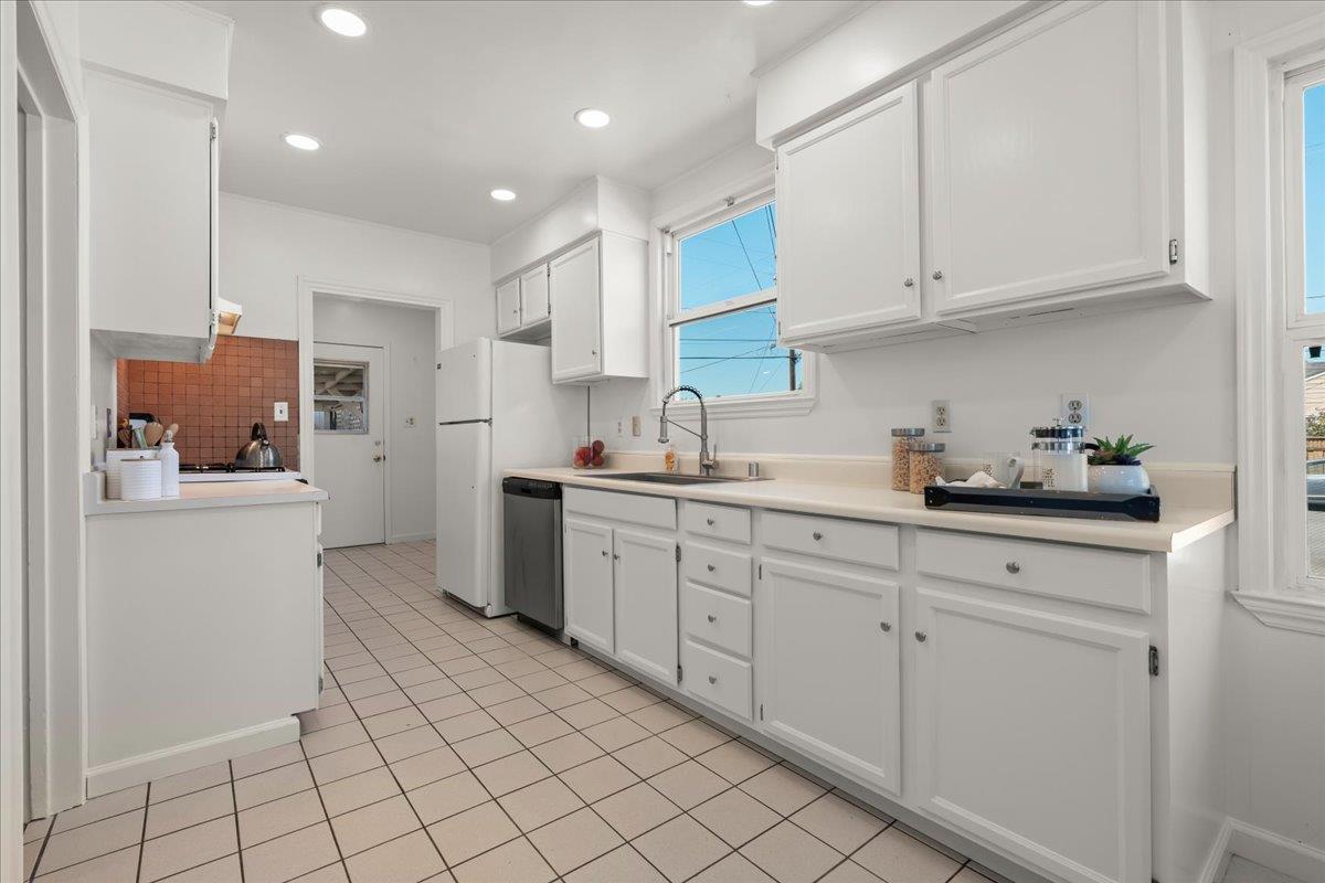 Detail Gallery Image 14 of 32 For 553 Irving Ave, San Jose,  CA 95128 - 3 Beds | 1 Baths