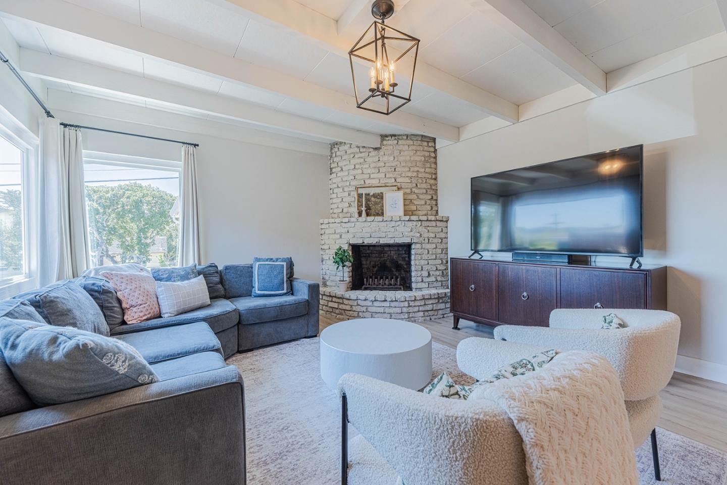 Detail Gallery Image 5 of 31 For 1056 Harrison St, Monterey,  CA 93940 - 4 Beds | 1/1 Baths