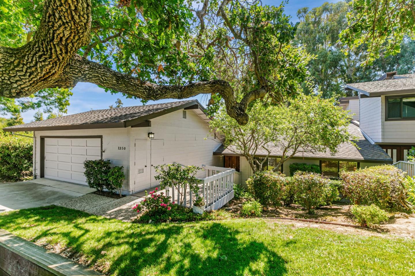 Detail Gallery Image 3 of 42 For 1350 Trinity Dr, Menlo Park,  CA 94025 - 3 Beds | 2/1 Baths