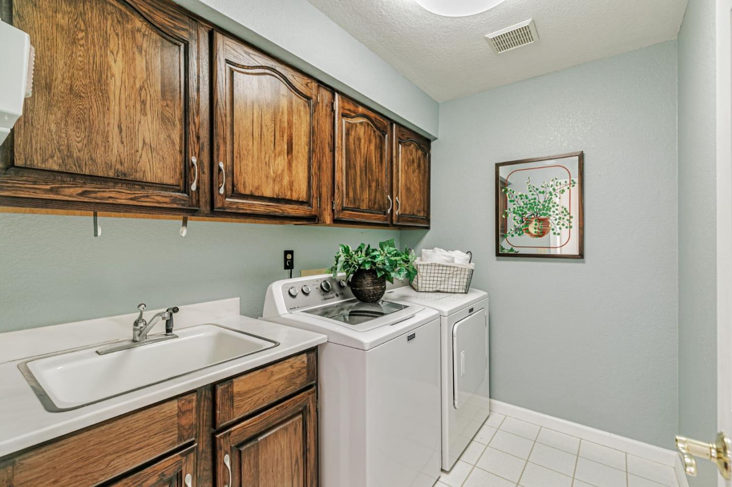 Detail Gallery Image 32 of 42 For 1350 Trinity Dr, Menlo Park,  CA 94025 - 3 Beds | 2/1 Baths